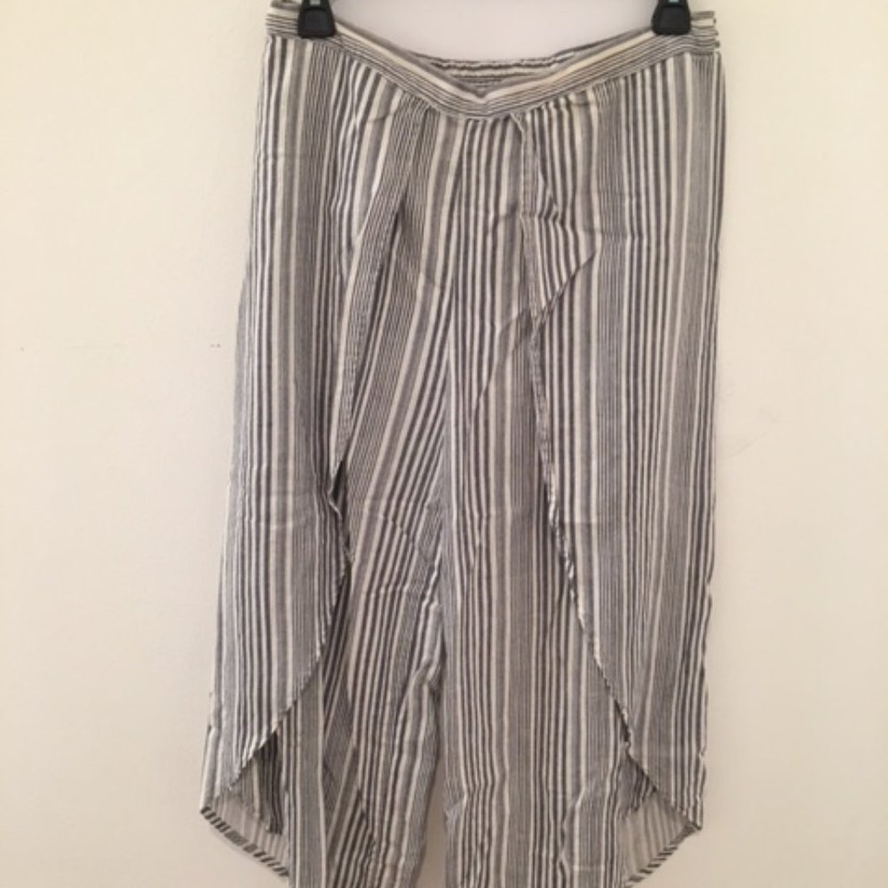 C&C California blue and white striped wide leg open side pants size medium